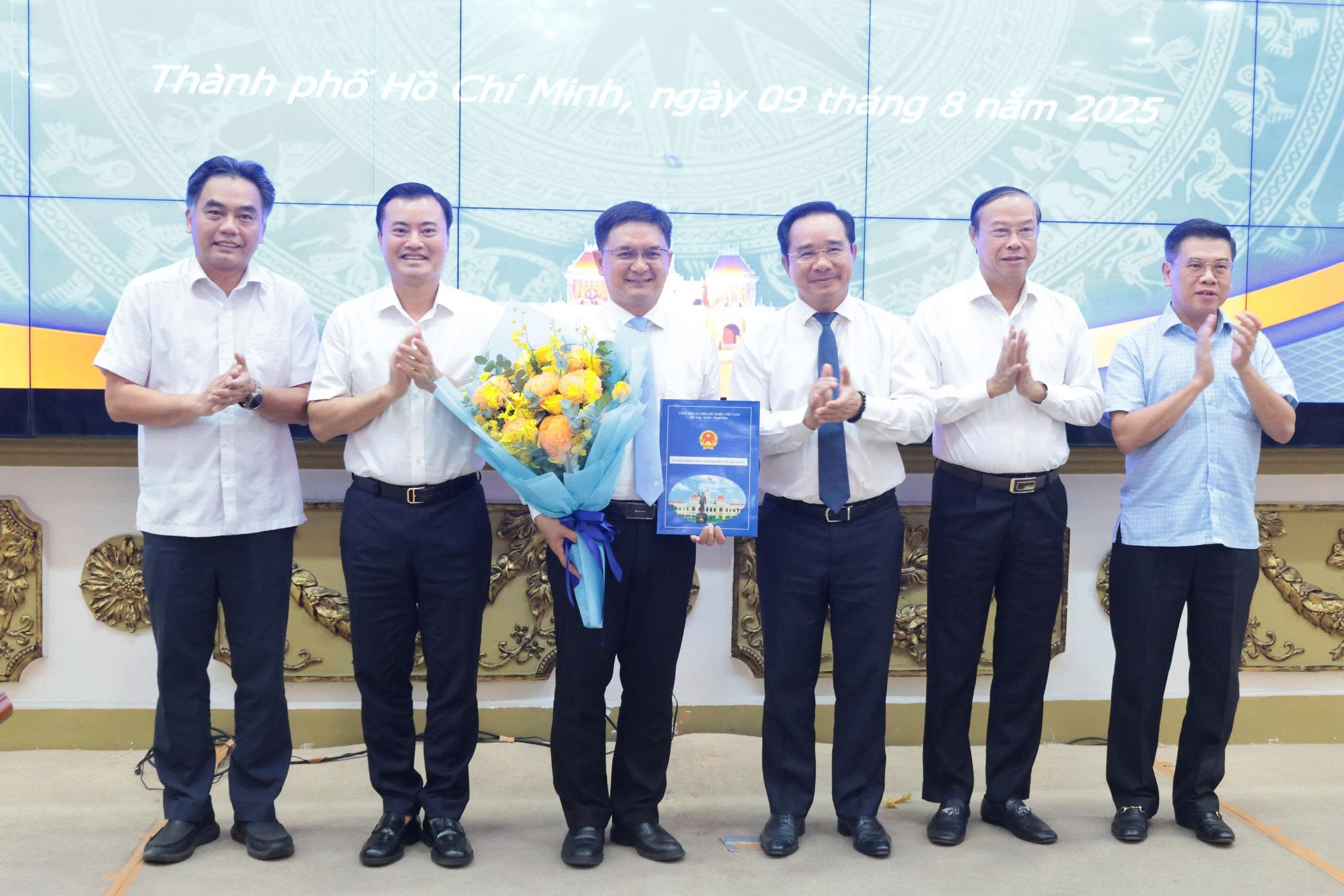 UBND TP HCM tổ chức trao quyết định cho ông Nguyễn Mạnh Cường - Ảnh 2.