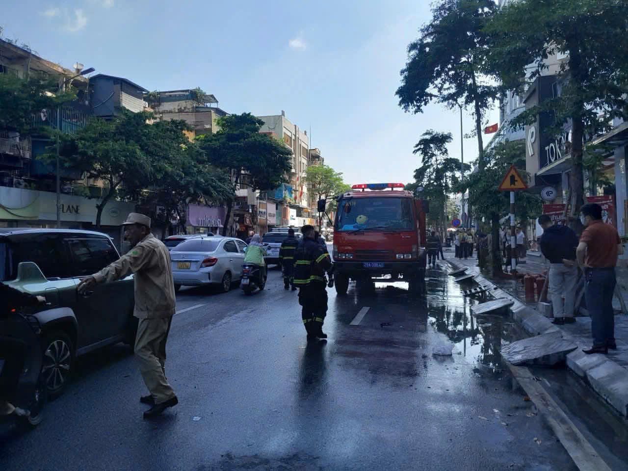 Hà Nội: Cháy cửa hàng trên phố, người dân livestream gây tắc đường- Ảnh 3.