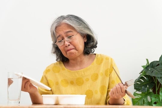 Nghỉ hưu 7 năm vẫn bị con cái 'hành' đủ đường, bà lão bỏ đi làm bảo mẫu: 'Có tiền mới là điểm tựa cuối đời'- Ảnh 1.