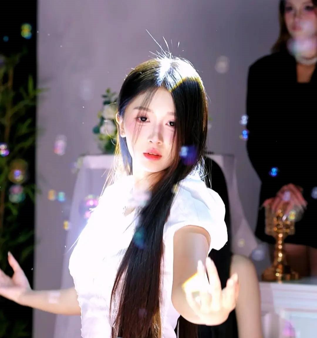 Bạch nguyệt quang nổi tiếng TikTok Việt lộ ảnh quá khứ: Sao trông như 