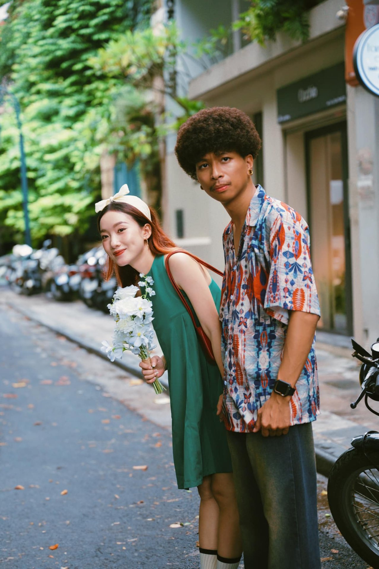 Đôi bạn ở Hà Nội bất ngờ trở thành con dâu và bố chồng, tiết lộ cách xưng hô độc lạ - Ảnh 2.