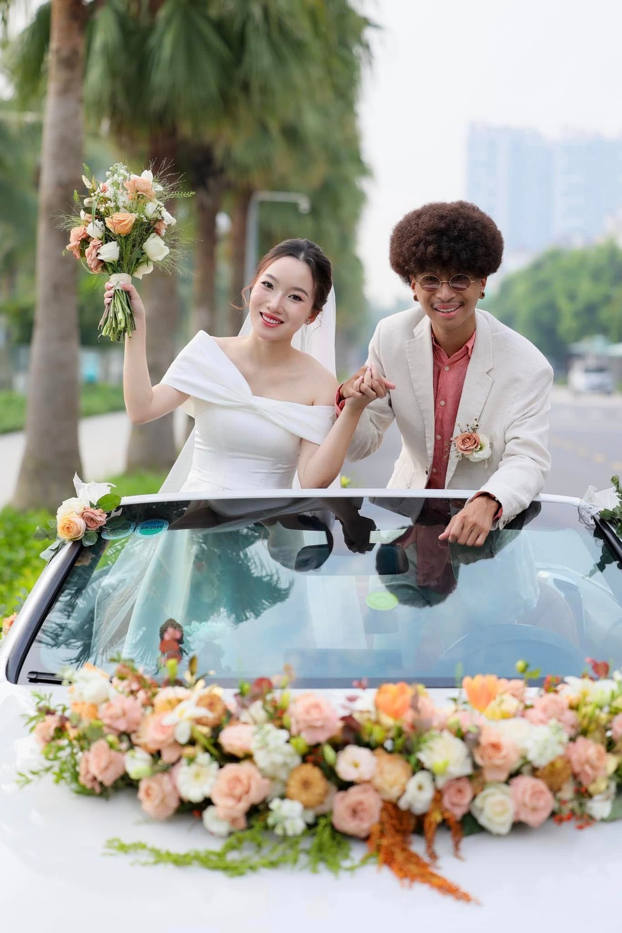 Đôi bạn ở Hà Nội bất ngờ trở thành con dâu và bố chồng, tiết lộ cách xưng hô độc lạ - Ảnh 4.