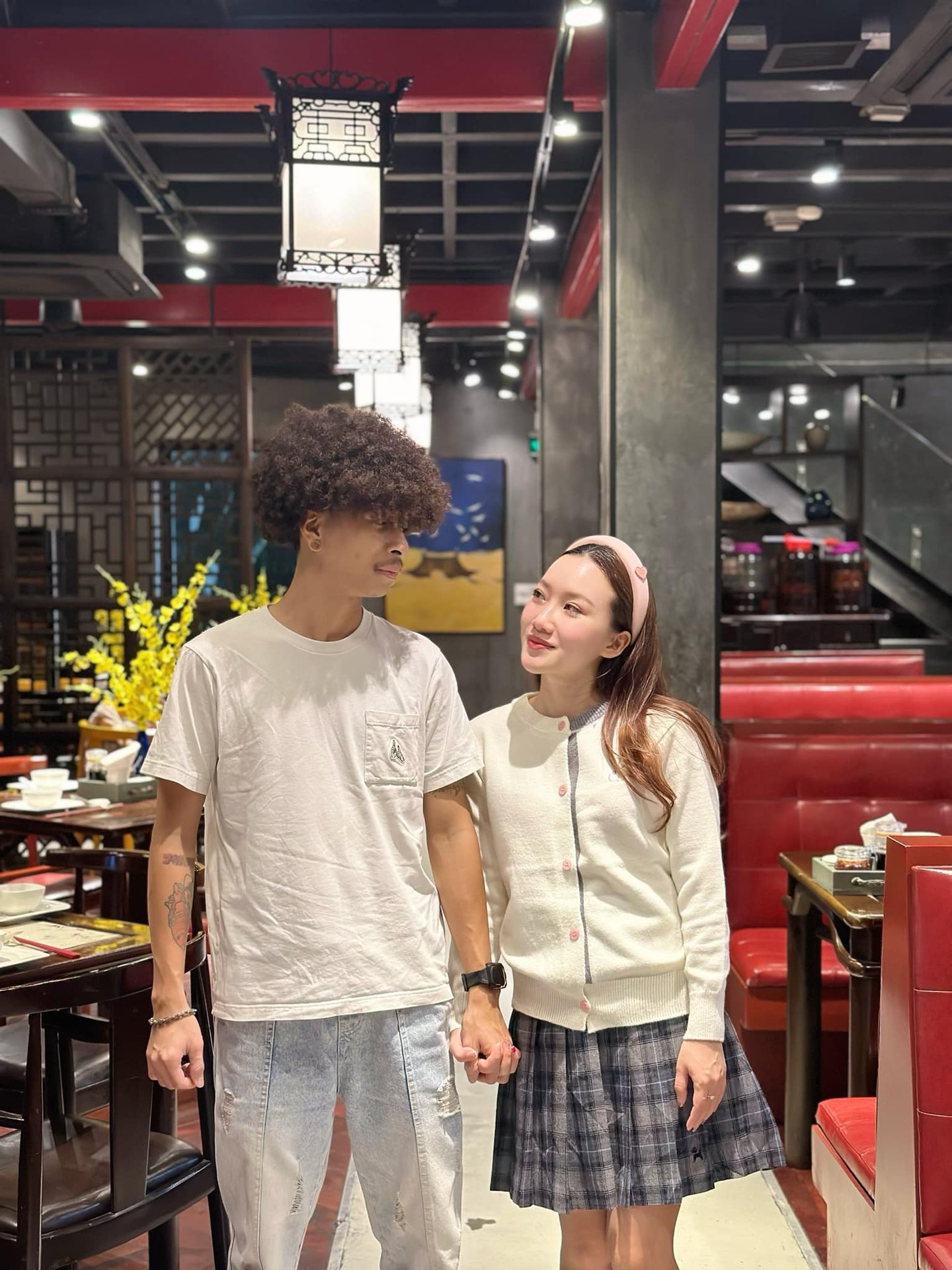 Đôi bạn ở Hà Nội bất ngờ trở thành con dâu và bố chồng, tiết lộ cách xưng hô độc lạ - Ảnh 7.