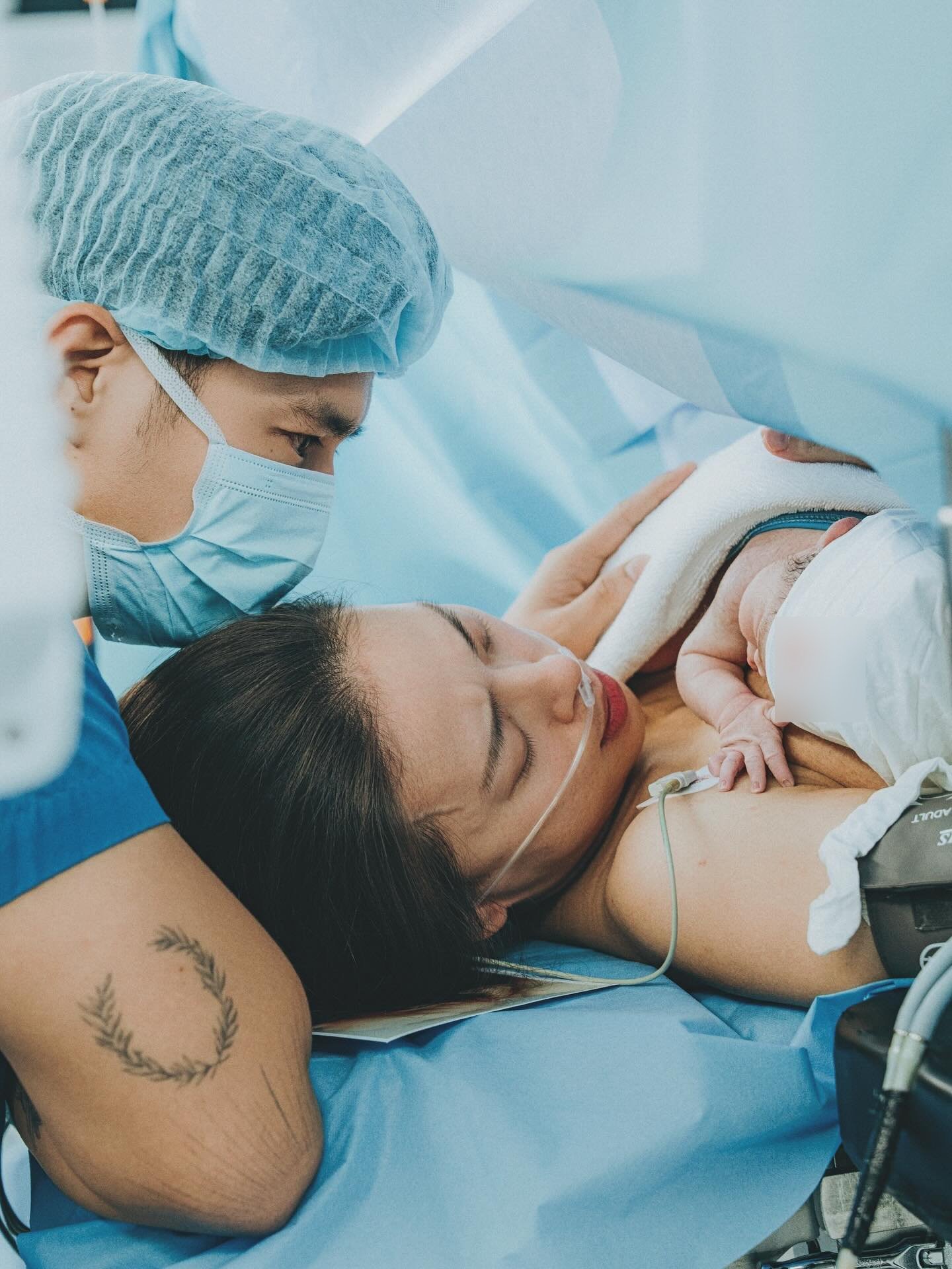 Huy Trần tung trọn khoảnh khắc Ngô Thanh Vân sinh con đầu lòng nhưng soi kỹ thấy chi tiết là lạ!- Ảnh 1.