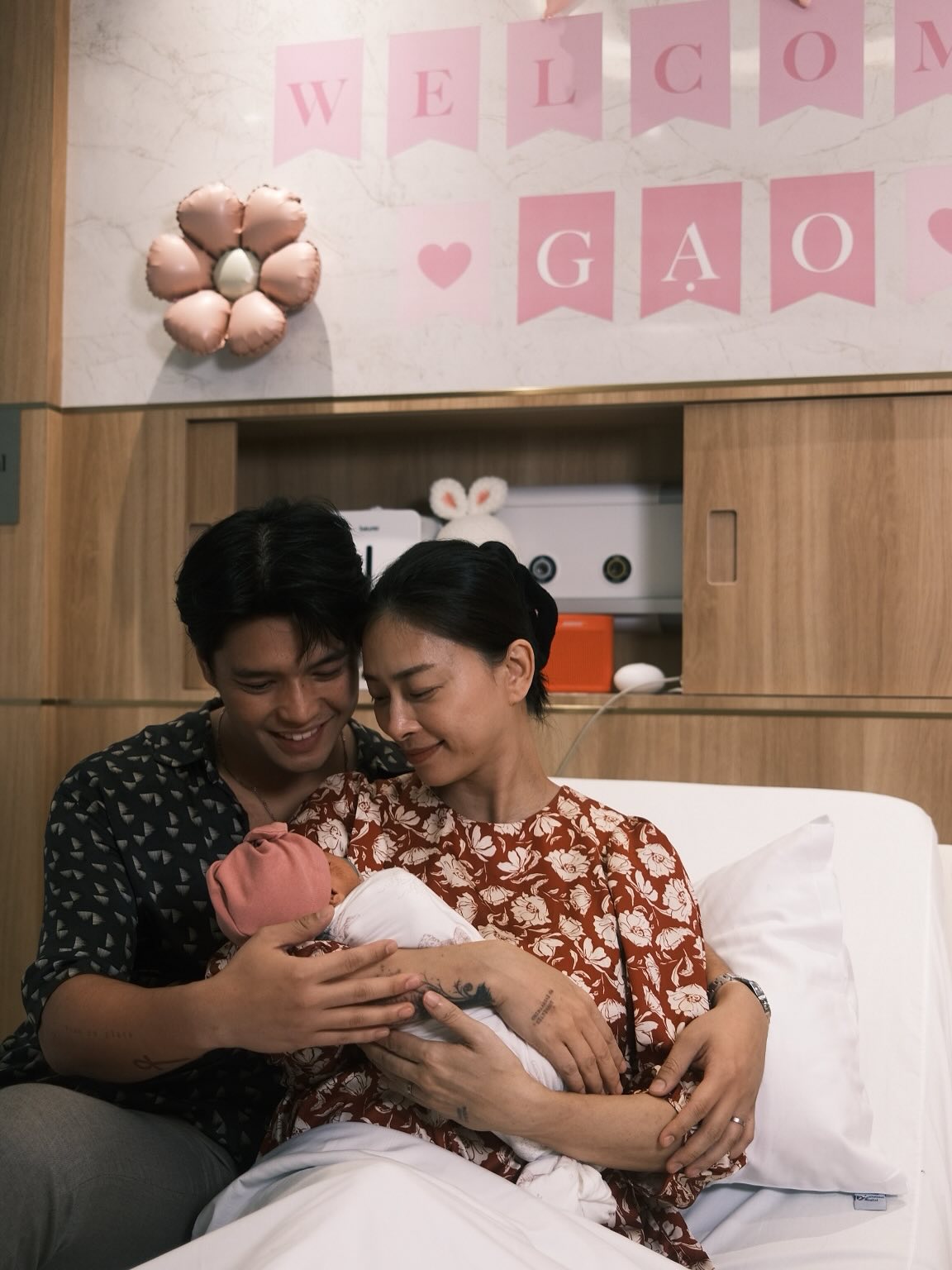 Huy Trần tung trọn khoảnh khắc Ngô Thanh Vân sinh con đầu lòng nhưng soi kỹ thấy chi tiết là lạ!- Ảnh 2.
