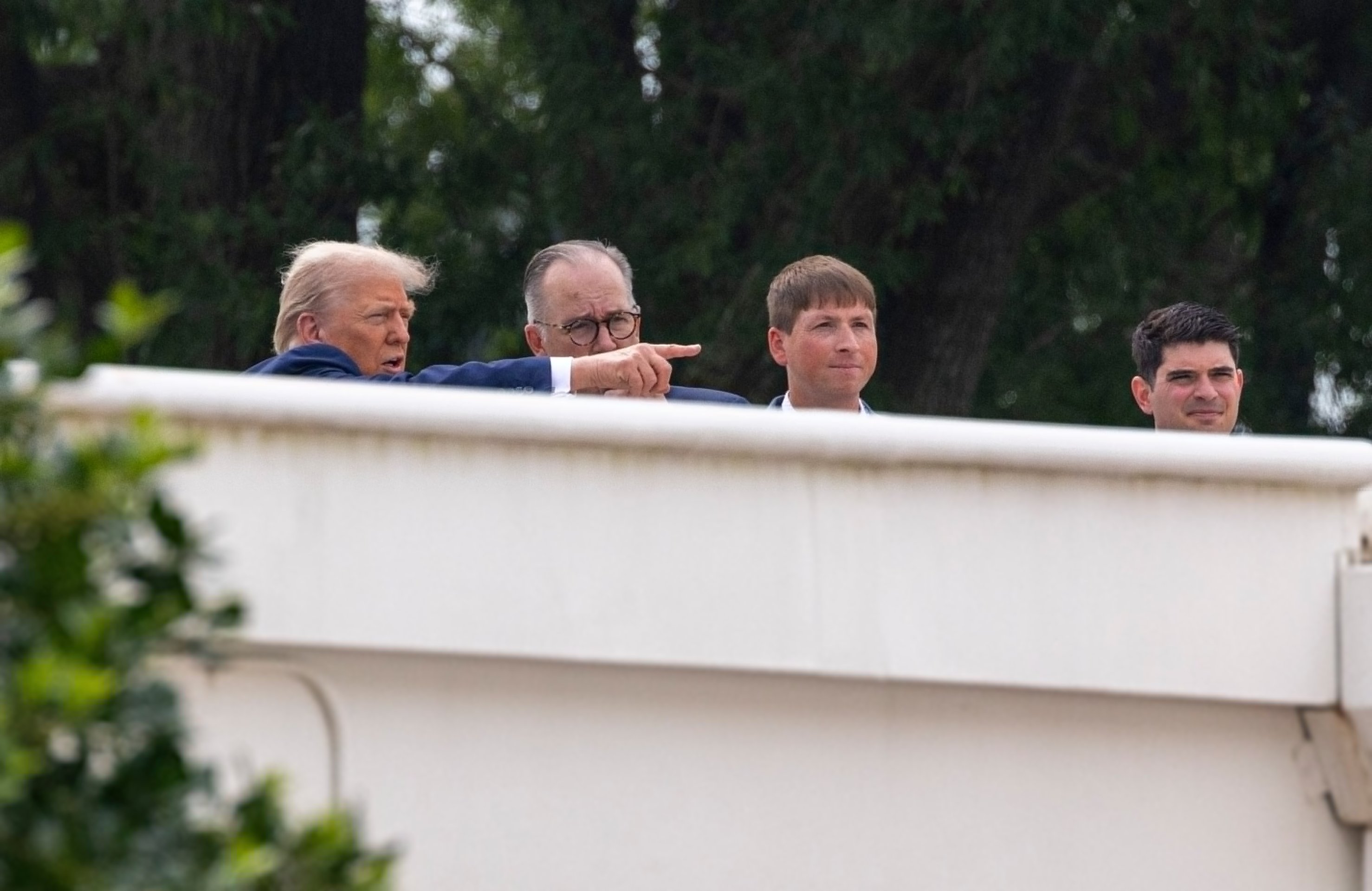 10-1754808249-nha-trang-thay-da-doi-thit-duoi-ban-tay-ong-trump.jpg