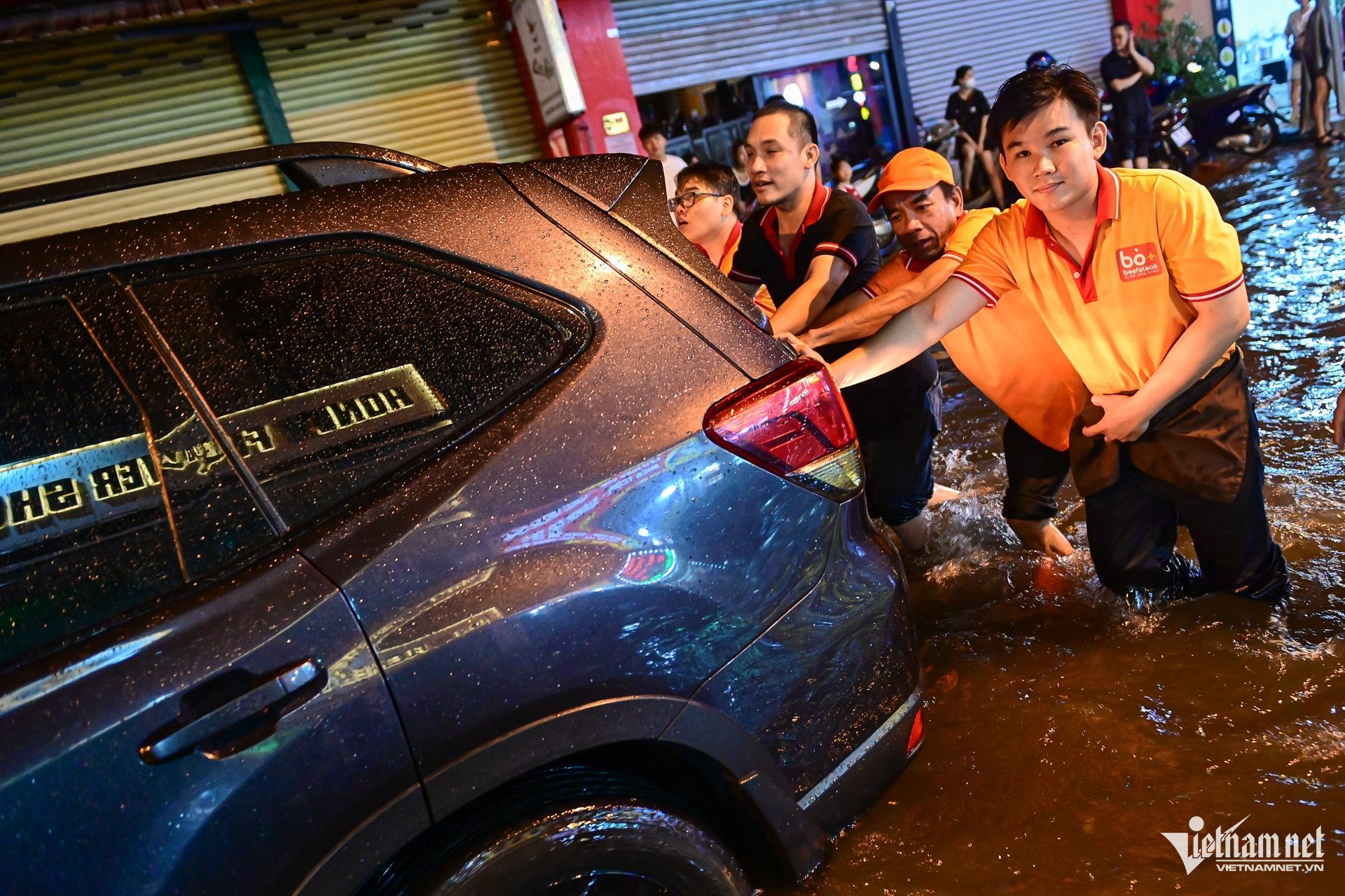 W-mưa ngập TPHCM Nguyễn Huế 31.jpg