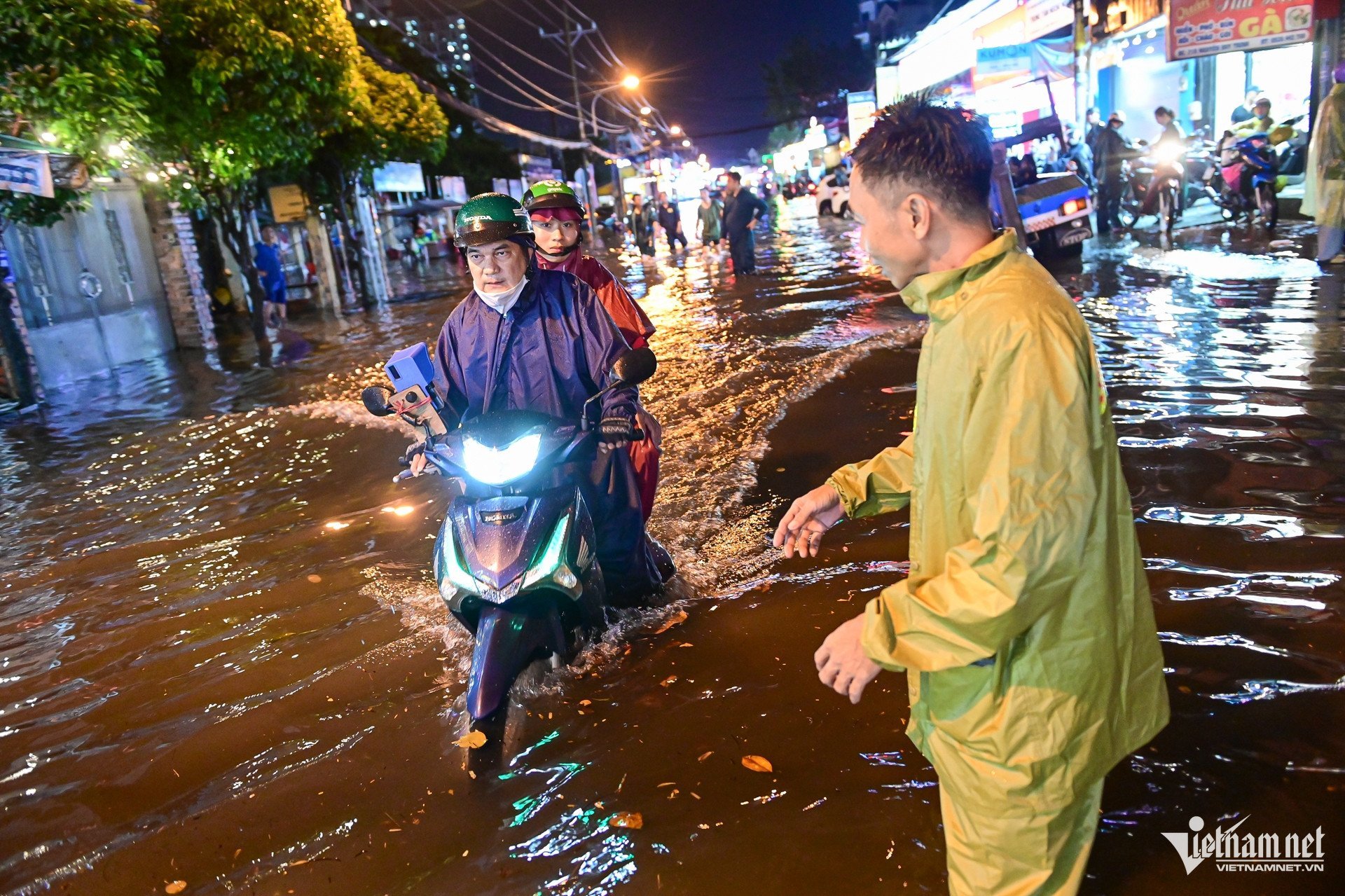 W-mưa ngập TPHCM Nguyễn Huế 14.jpg