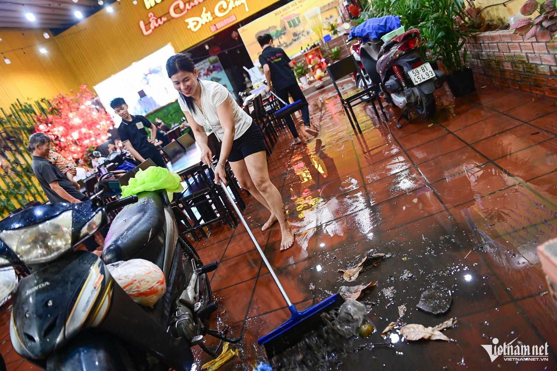 W-mưa ngập TPHCM Nguyễn Huế 32.jpg