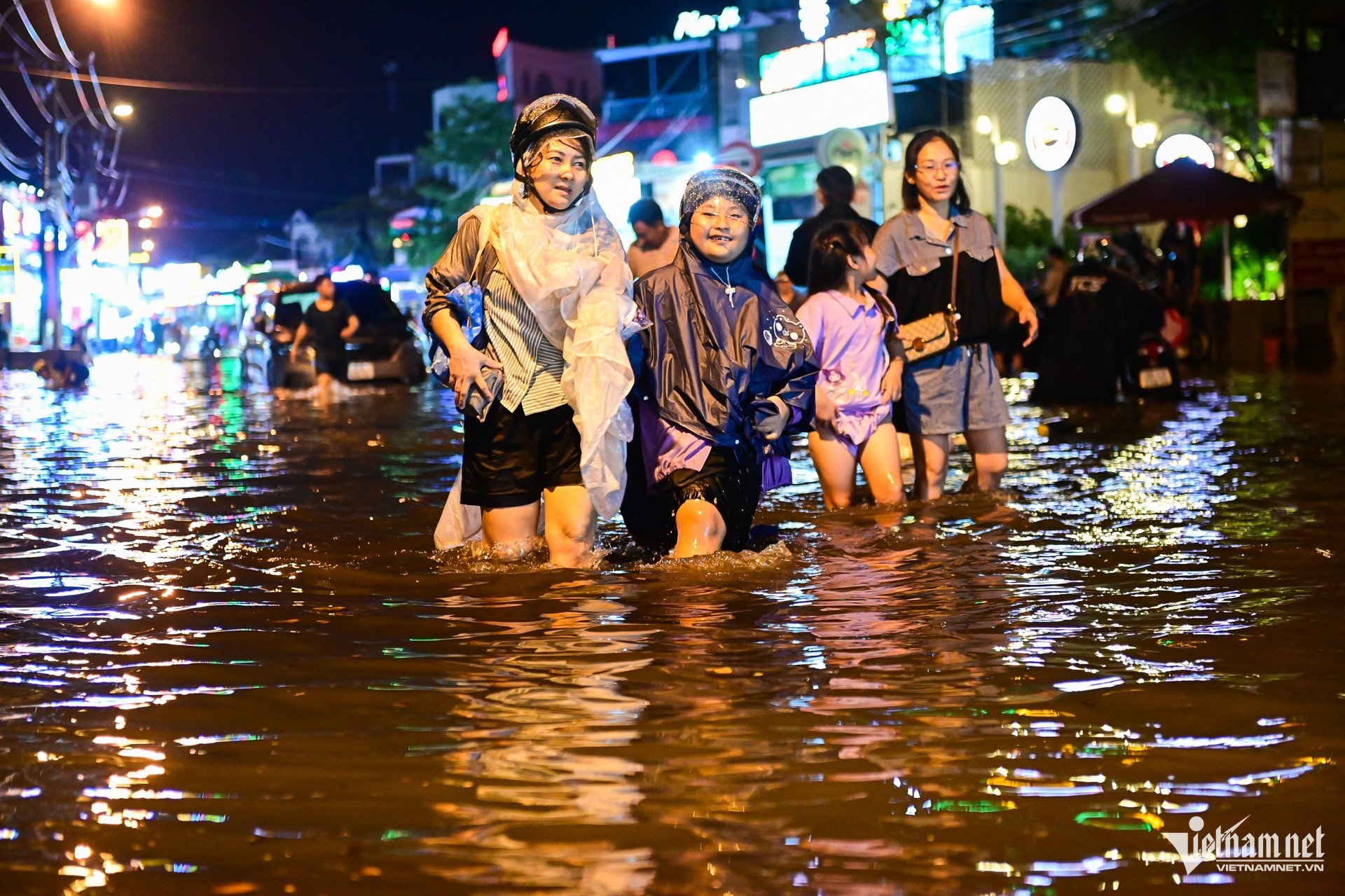 W-mưa ngập TPHCM Nguyễn Huế 23.jpg