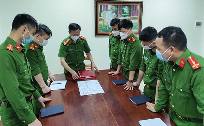Tiếp nhận thông tin, Công an huyện Lâm Bình phối hợp cùng chính quyền địa phương và người dân khẩn trương tìm kiếm bé trai mất tích. 20h cùng ngày, cơ quan công an đã mời anh Bao và vợ tới trụ sở UBND xã Hồng Quang để cung cấp thêm thông tin. Và chính lúc này, một manh mối quan trọng, được xem là nút thắt vụ án được các điều tra viên bất ngờ phát hiện. (Ảnh minh họa, nguồn internet)
