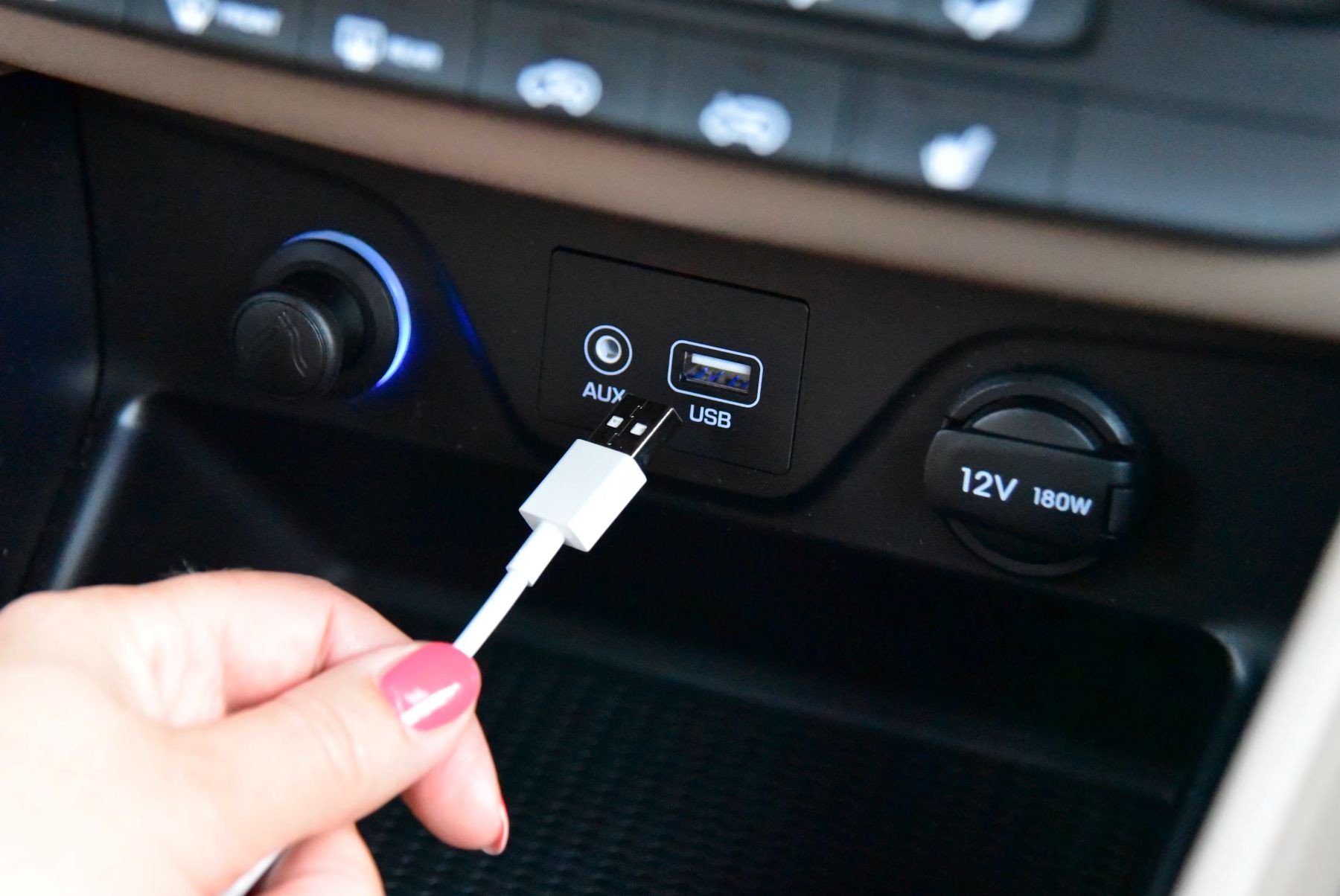 cong sac usb cho xe.jpg