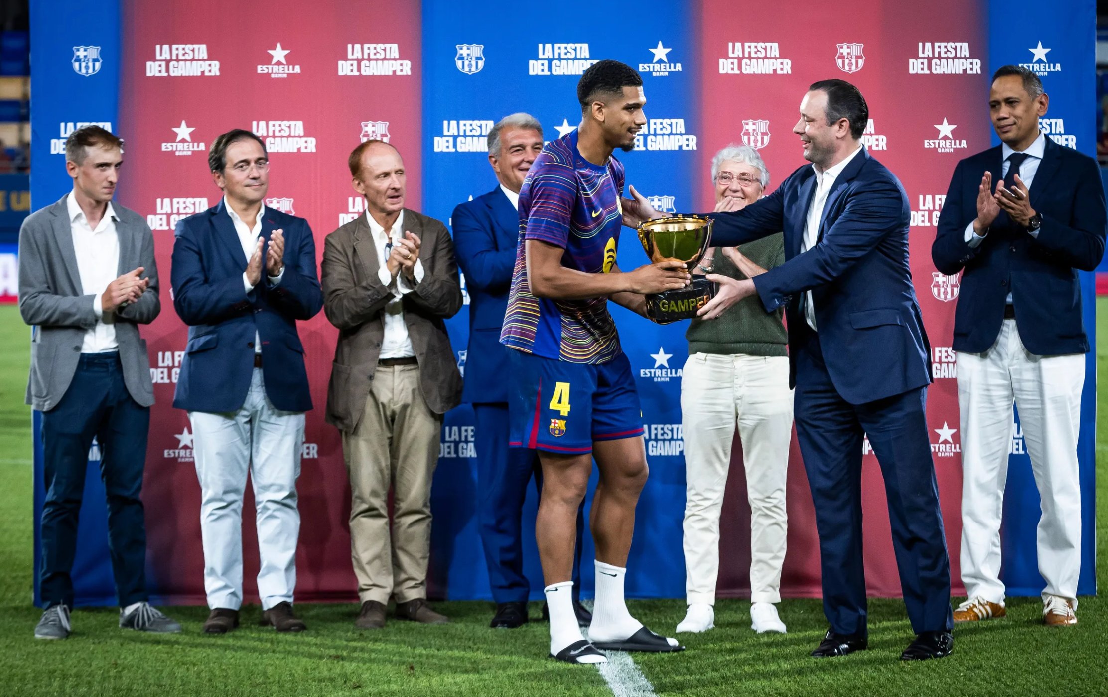 Thắng đậm Como, Barcelona có danh hiệu đầu mùa cúp Joan Gamper  - Ảnh 6.