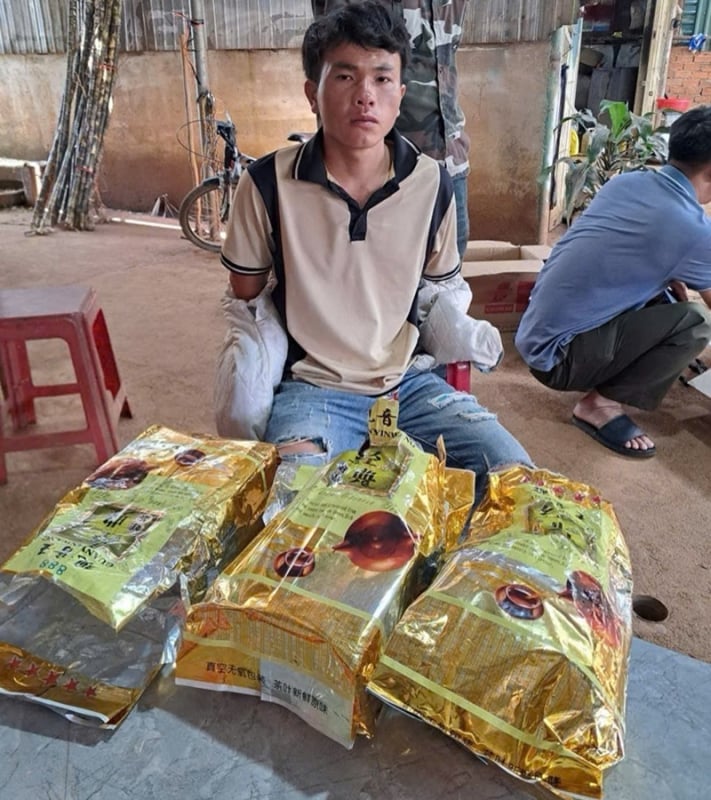 Nhận 5 triệu, vận chuyển hơn 3kg ma túy từ biên giới vào nội địa -0