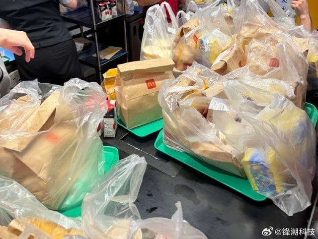 McDonald’s còn nóng hổi bị vứt thành 