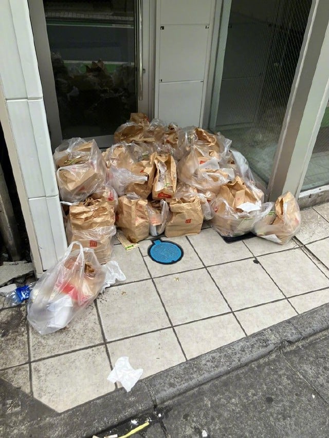 McDonald’s còn nóng hổi bị vứt thành 