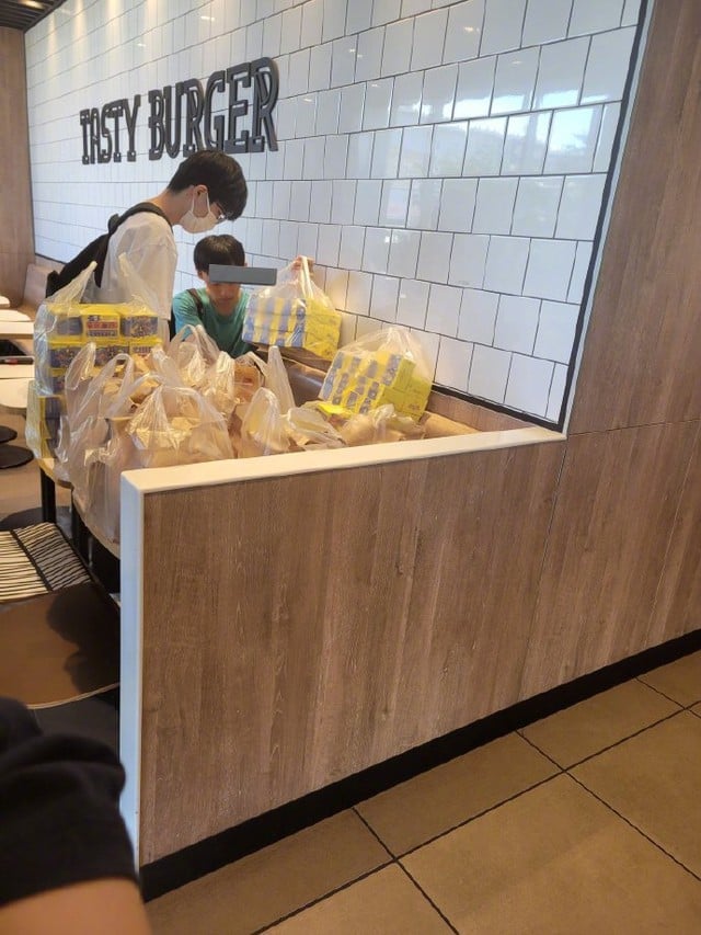 McDonald’s còn nóng hổi bị vứt thành 