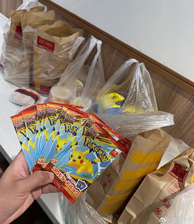 McDonald’s còn nóng hổi bị vứt thành 