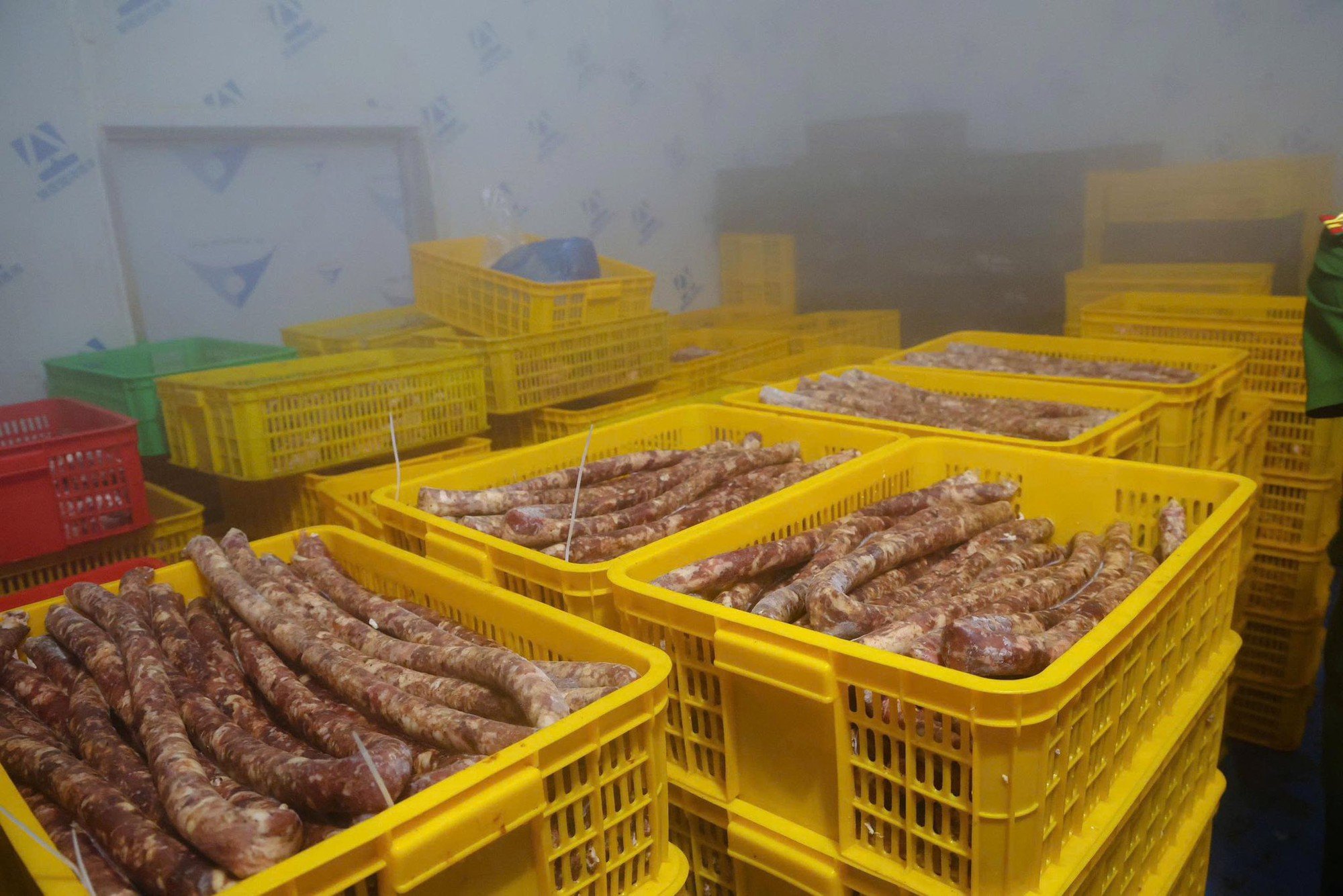 Cận cảnh kho đông lạnh chứa đầy thịt trâu bốc mùi hôi thối: Số lượng đầu vào lên tới vài nghìn tấn, đã sản xuất 400 tấn thịt trâu gác bếp trong 5 năm- Ảnh 6.