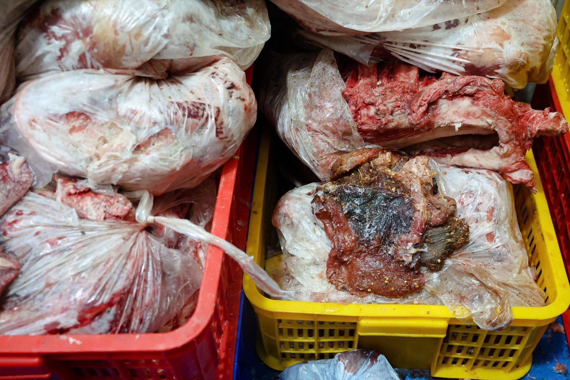 Cận cảnh kho đông lạnh chứa đầy thịt trâu bốc mùi hôi thối: Số lượng đầu vào lên tới vài nghìn tấn, đã sản xuất 400 tấn thịt trâu gác bếp trong 5 năm- Ảnh 8.