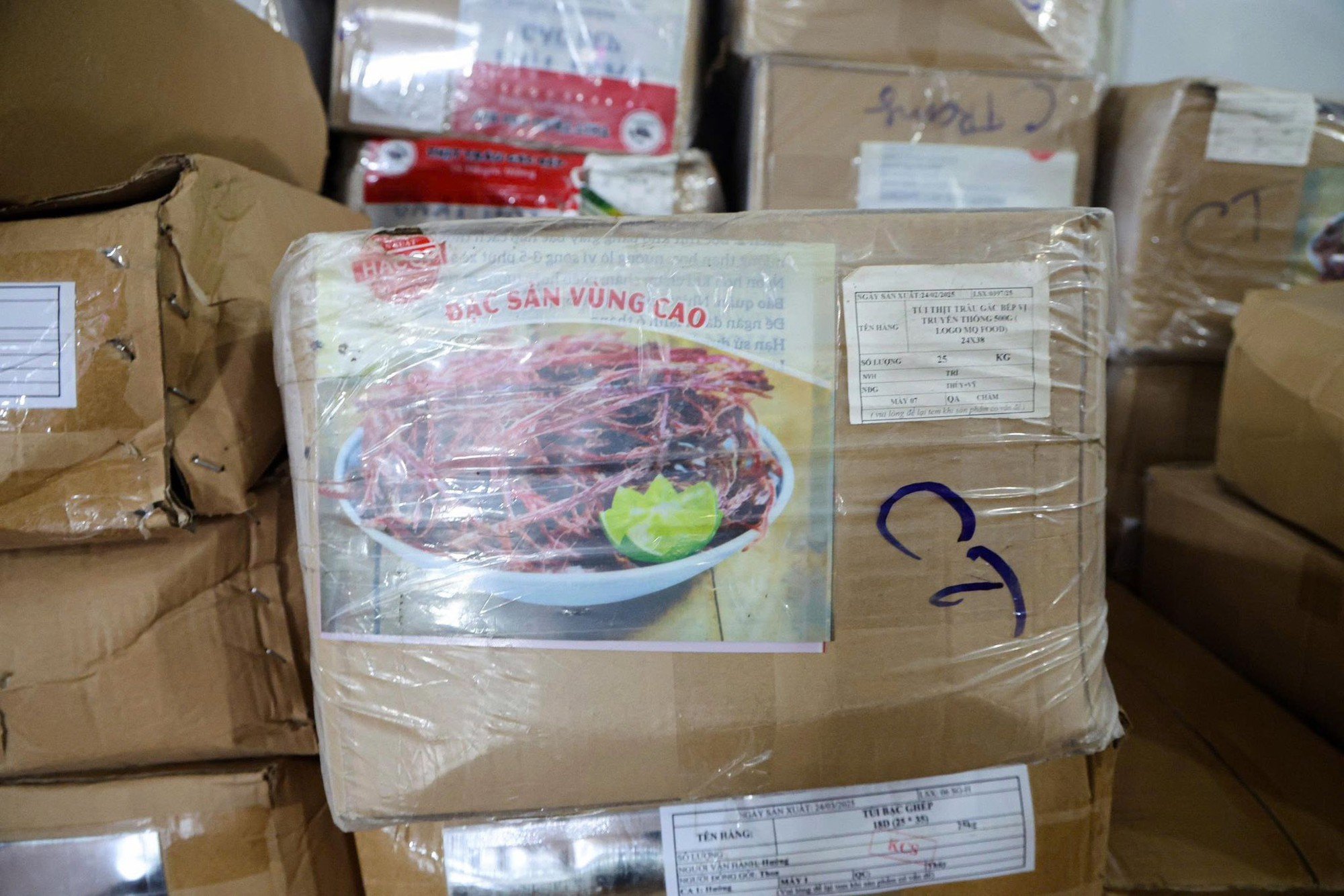 Cận cảnh kho đông lạnh chứa đầy thịt trâu bốc mùi hôi thối: Số lượng đầu vào lên tới vài nghìn tấn, đã sản xuất 400 tấn thịt trâu gác bếp trong 5 năm- Ảnh 9.