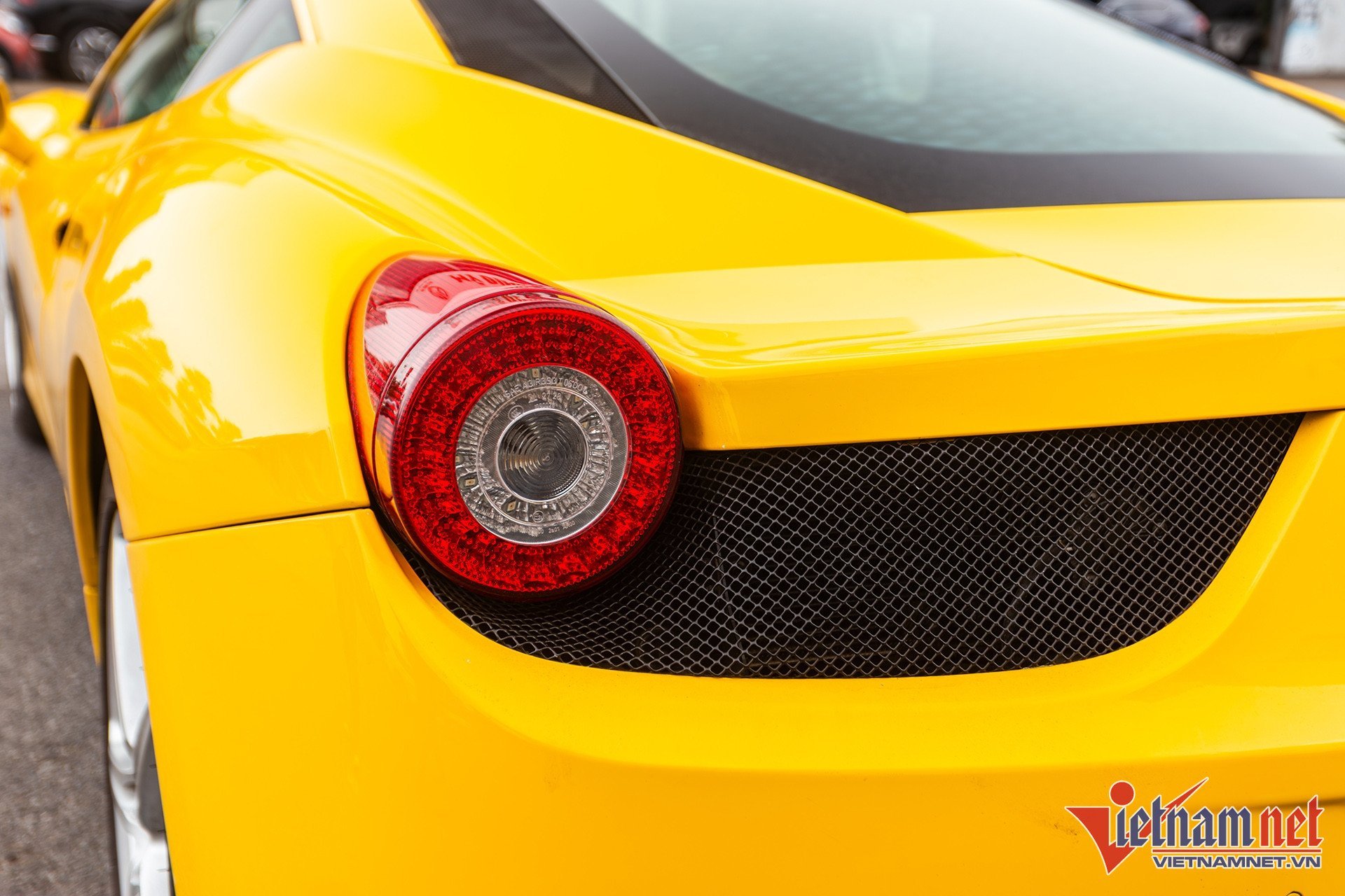 11-1754917339-sieu-xe-ferrari-458-cua-dai-gia-ha-noi-tung-bi-vut-xo-phu-kin-bui-gio-ra-sao.jpg