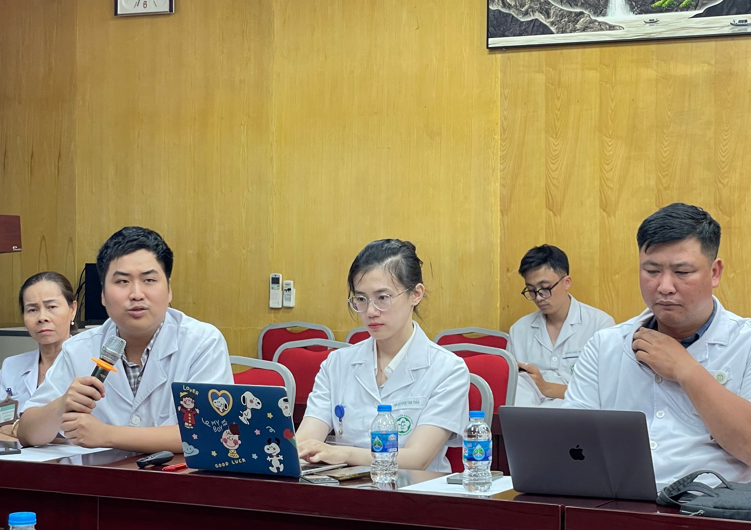 Cô gái 21 tuổi rối loạn tâm thần do sử dụng nhiều chất kích thích- Ảnh 1.