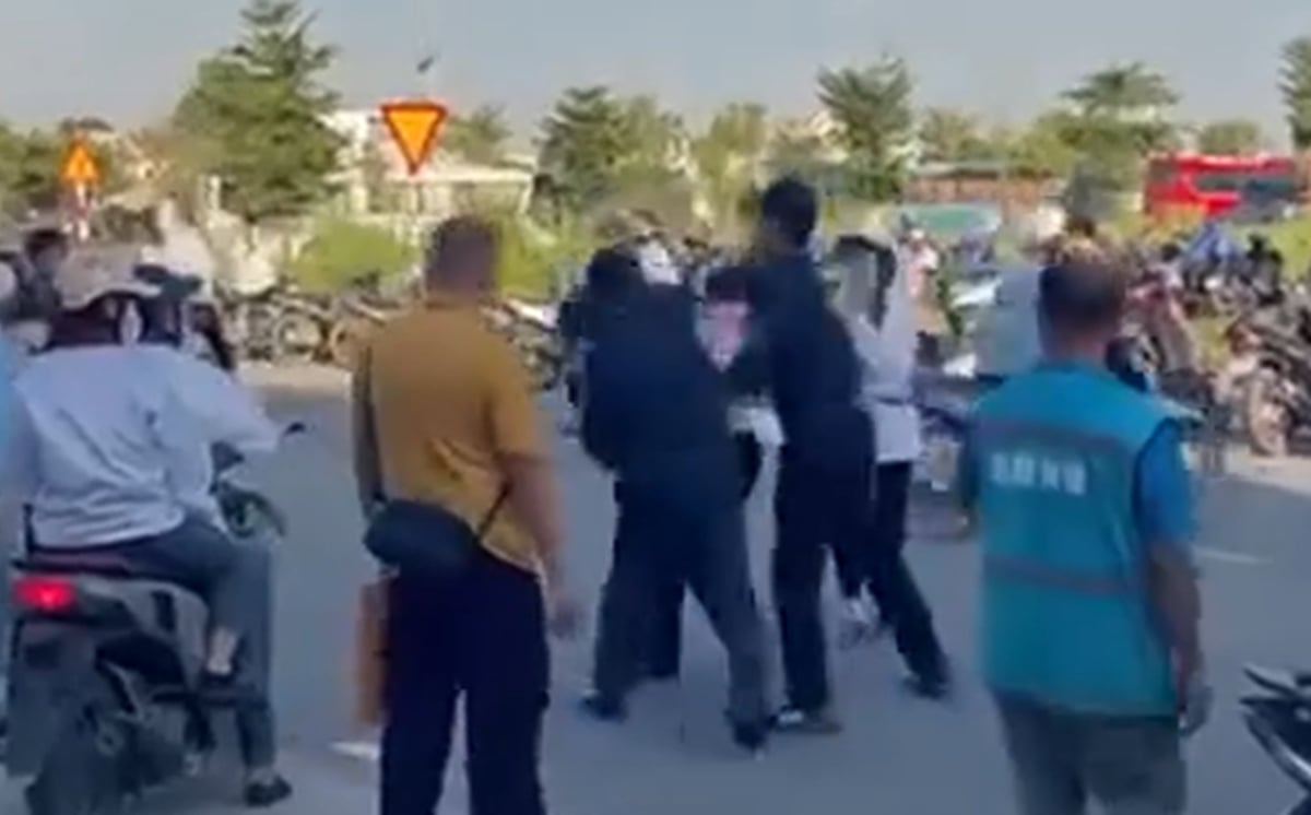VIDEO: Hai người mặc đồng phục bảo vệ đấm tới tấp 1 công nhân- Ảnh 1.