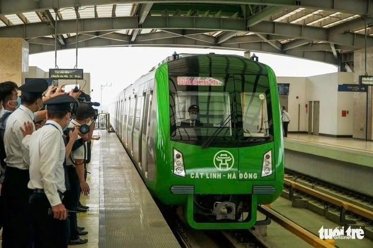 12-1754968932-lanh-dao-ha-noi-metro-noi-gi-ve-thong-tin-cam-nguoi-dan-mang-xe-dien-xe-chua-pin-len-tau-metro.jpg