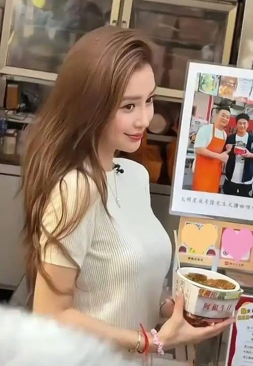 Nhìn Angelababy tàn tạ, khổ đến độ phải quảng cáo đồ ăn lề đường, Huỳnh Hiểu Minh có thấy xấu hổ không?- Ảnh 5.