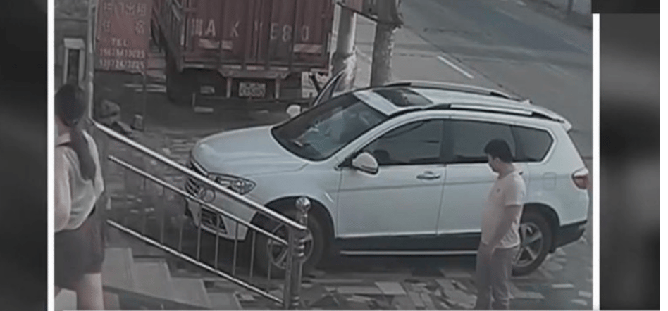 Đột kích một khách sạn trong đêm, thu giữ 6 tỷ đồng tiền mặt “chất thành đống” của hộ gia đình nghèo ở nông thôn- Ảnh 4.
