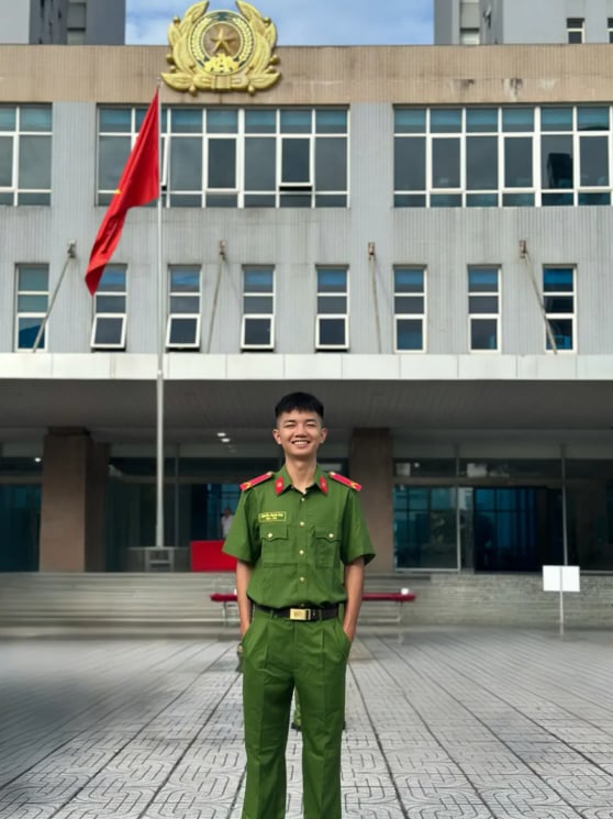 Danh tính chiến sĩ cười duyên khi lọt foucus cam, dân tình