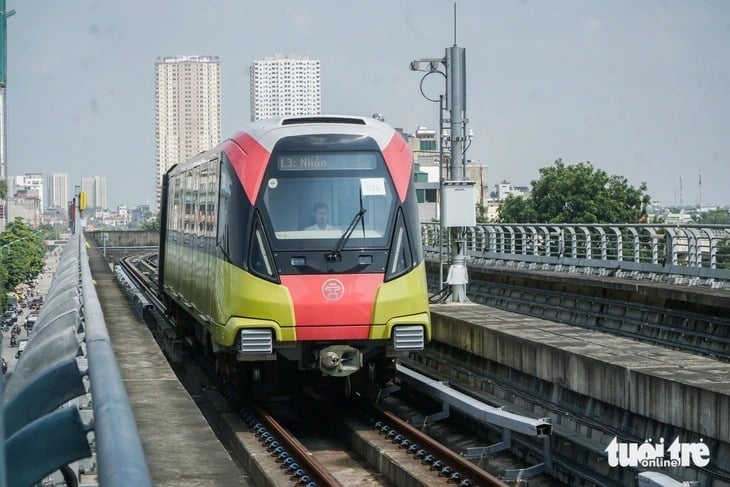12-1754988213-ha-noi-metro-chan-thanh-xin-loi-hanh-khach-vi-bi-cam-mang-xe-chua-pin-lithium-len-tau-metro.jpg