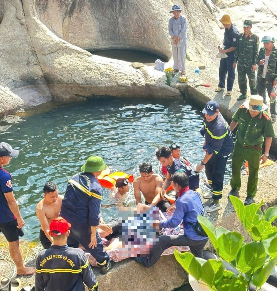 Thi thể nam sinh 14 tuổi được tìm thấy dưới hốc đá ở suối Ba Hồ- Ảnh 1.