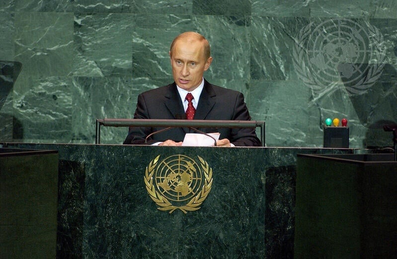 12-1755008305-7-lan-tong-thong-putin-dat-chan-den-my.jpg