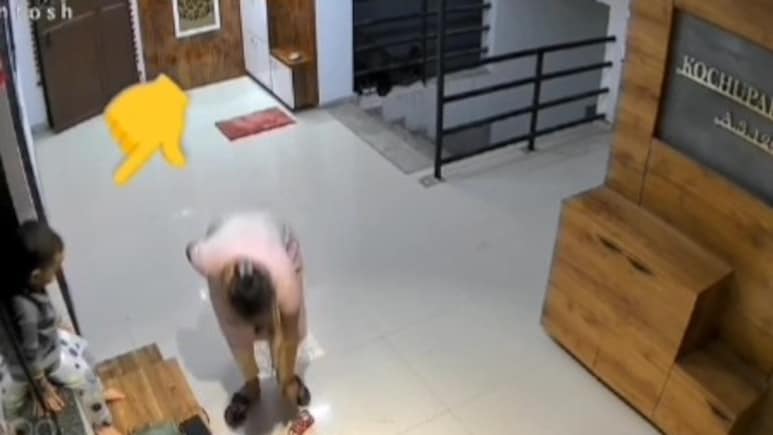 Bé gái 4 tuổi rơi từ tầng 12 tử vong thương tâm do mẹ đặt ngồi lên tủ giày cạnh cửa sổ- Ảnh 1.