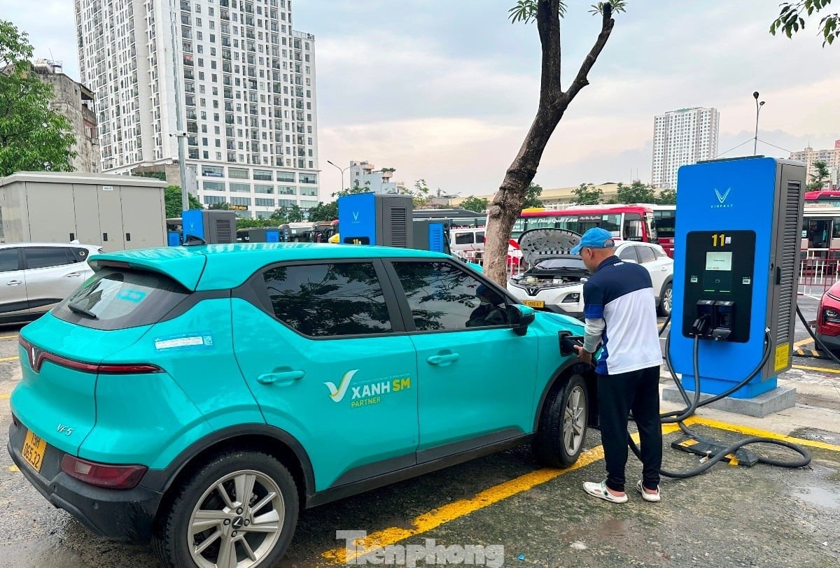 13-1755051718-can-canh-cac-tram-sac-xe-dien-o-ben-xe-ha-noi-bat-dau-phuc-vu-nguoi-dan.jpg