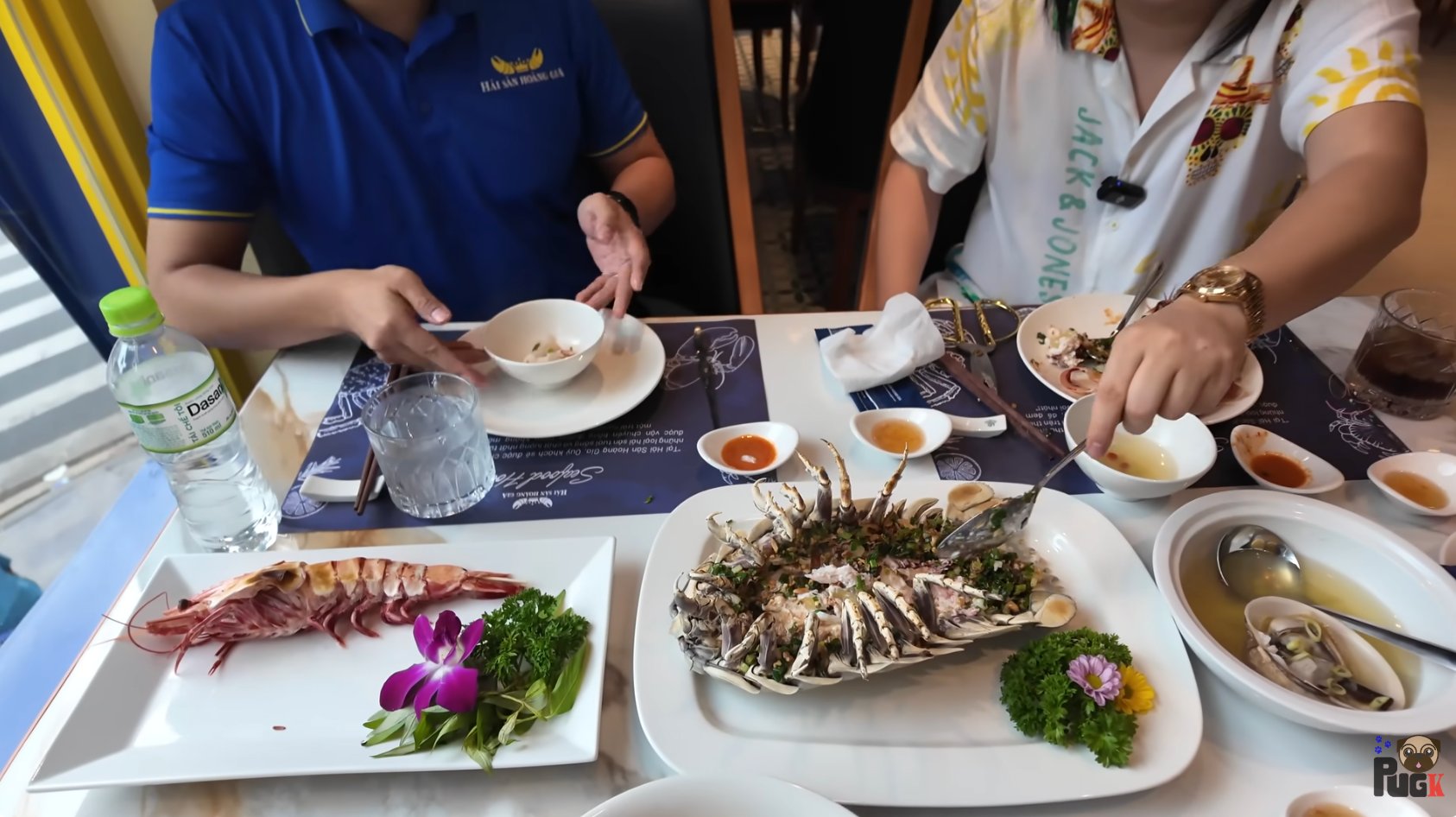 Khoa Pug đã quá giàu trước tuổi 30 nhưng chỉ 1 hành xử nhỏ với người phục vụ bàn liền lộ ra tất cả- Ảnh 2.