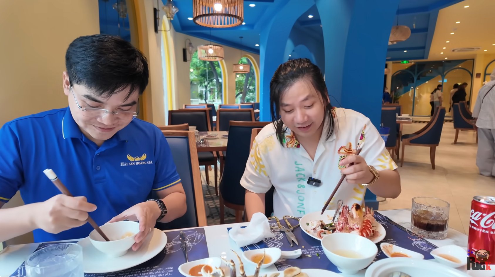Khoa Pug đã quá giàu trước tuổi 30 nhưng chỉ 1 hành xử nhỏ với người phục vụ bàn liền lộ ra tất cả- Ảnh 3.