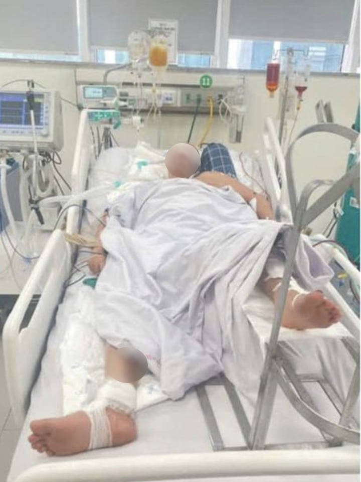 Vợ mất vì bị cầu trượt khu chung cư bay trúng giữa giông lốc kinh hoàng ở Hà Nội, chồng nghẹn ngào bên hai con nhỏ:
