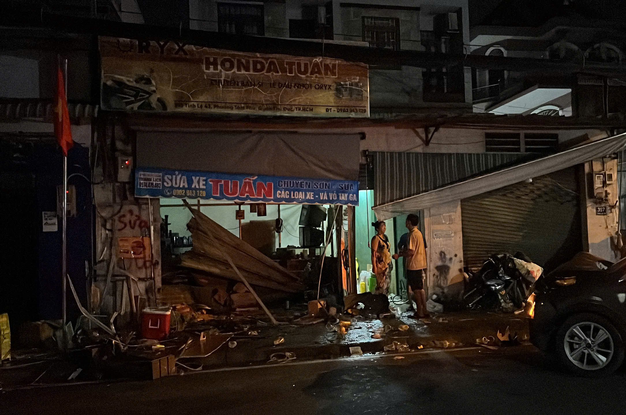 Taxi lao vỉa hè, đâm 2 xe máy cùng 2 người dân lúc khuya ở TP HCM- Ảnh 1.
