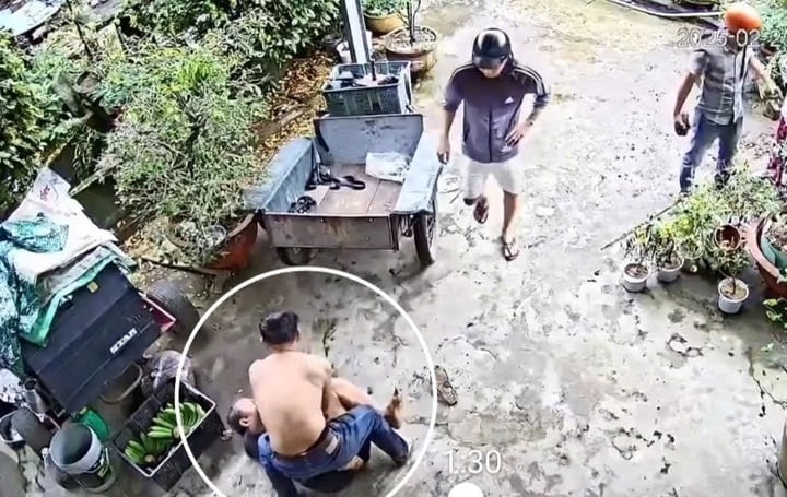 Con trai quật ngã ông Tòng xuống đất (Ảnh cắt từ clip)