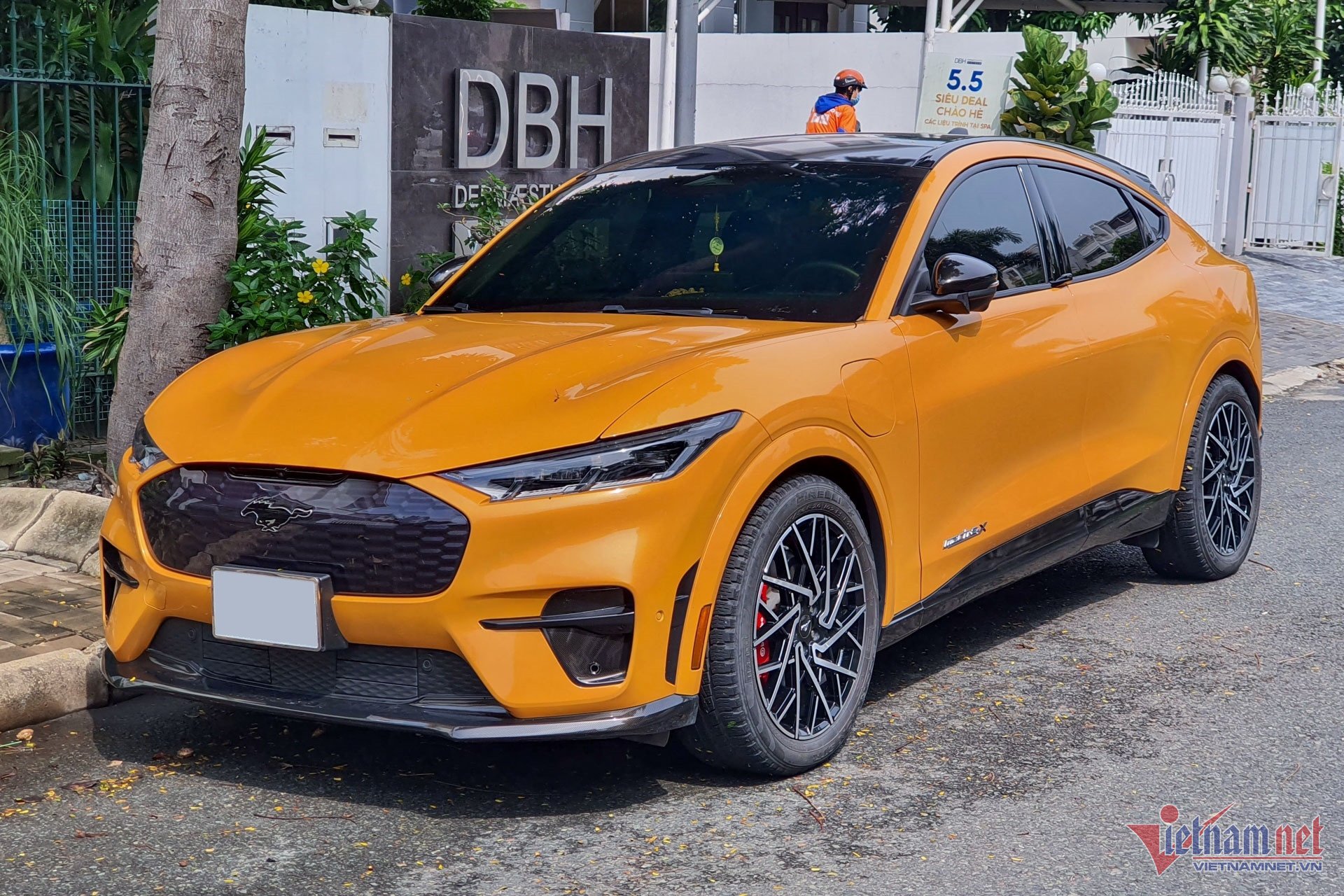 W-Ford Mustang Mach E GT Vietnamnet 3.jpg