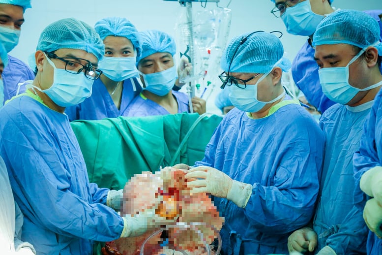 Lần đầu tiên Việt Nam ghép thành công đồng thời tim và phổi cho người suy đa tạng- Ảnh 2.