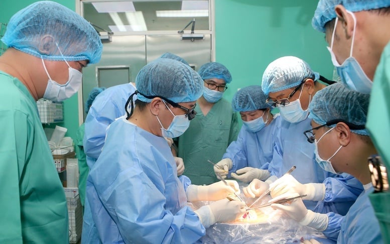 Lần đầu tiên Việt Nam ghép thành công đồng thời tim và phổi cho người suy đa tạng- Ảnh 6.