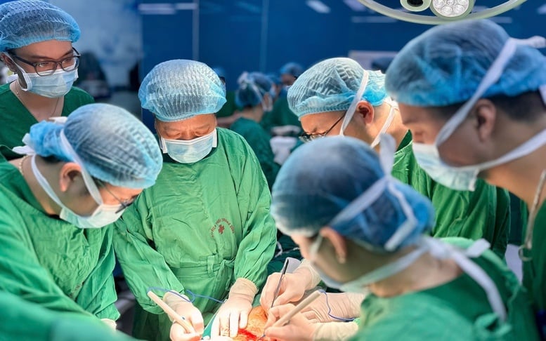 Lần đầu tiên Việt Nam ghép thành công đồng thời tim và phổi cho người suy đa tạng- Ảnh 9.