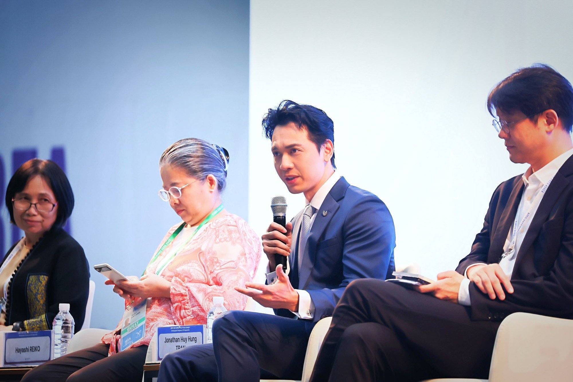 Chân dung chủ tịch ngân hàng Việt Nam đầu tiên tham dự diễn đàn khu vực APEC- Ảnh 1.