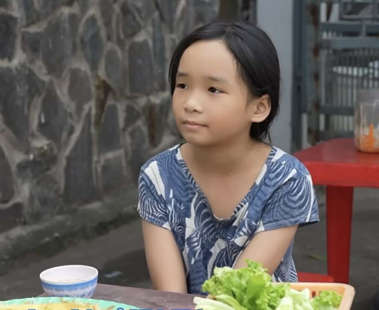 Chủ quán bánh xèo nuôi đứa trẻ bị bỏ rơi: Có người ngỏ ý đưa 1,3 tỷ đồng để xin cháu và quyết định của ông bà- Ảnh 2.