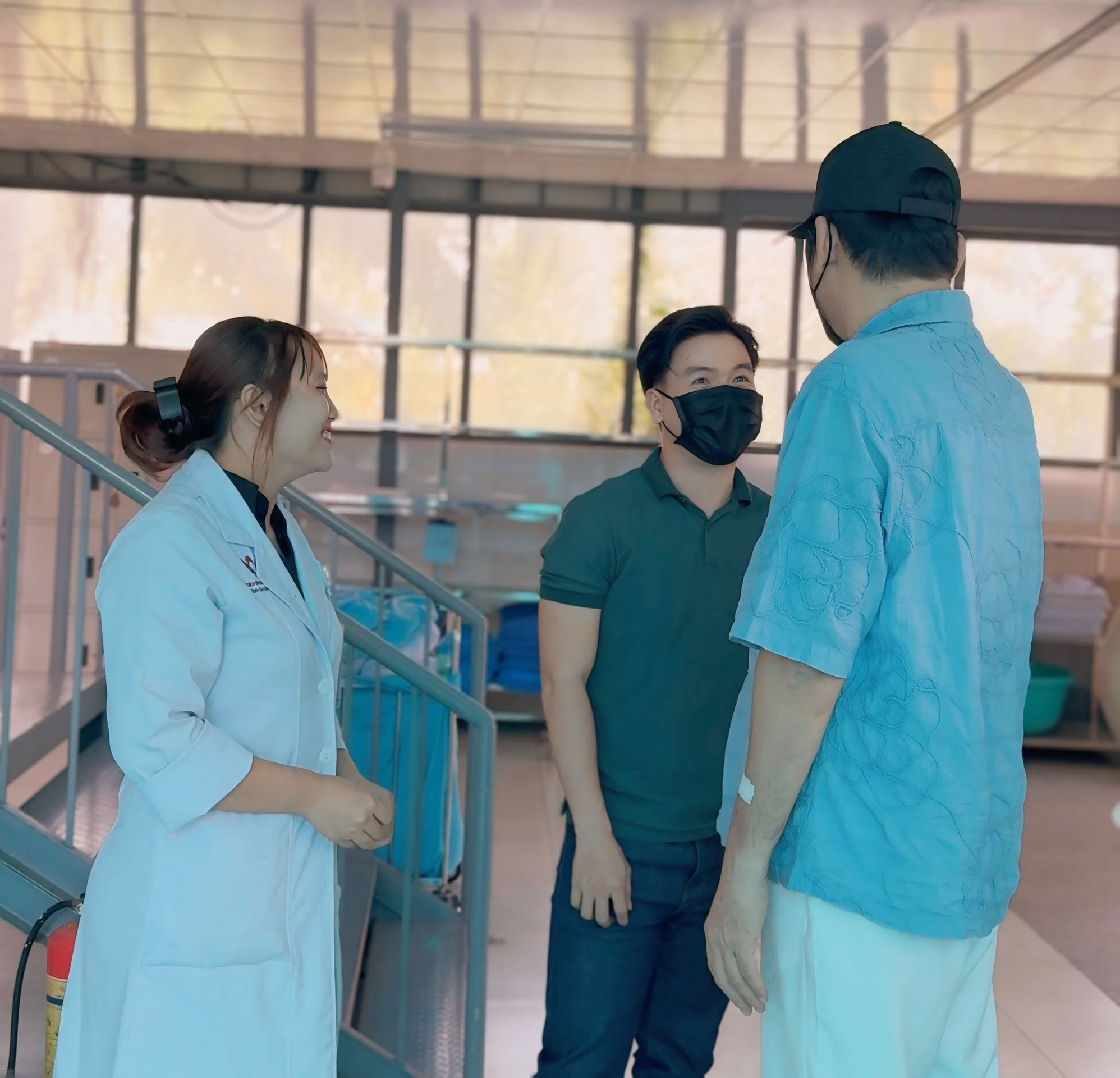 Diễn viên Huỳnh Anh Tuấn lộ diện sau đột quỵ, nhận nhiều lời chúc- Ảnh 2.