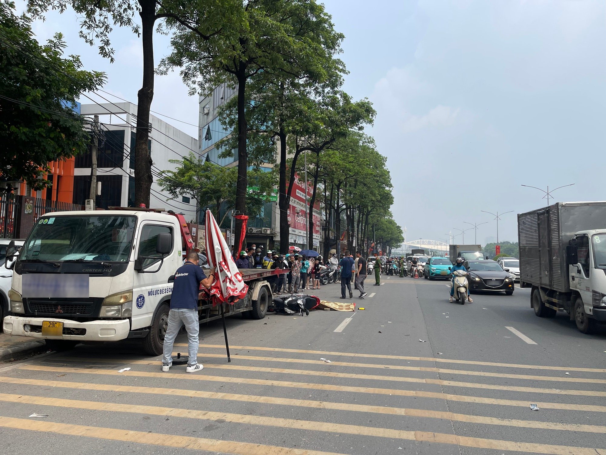 Người thân khóc nghẹn bên hiện trường vụ tai nạn khiến nam thanh niên 20 tuổi tử vong ở Hà Nội- Ảnh 1.